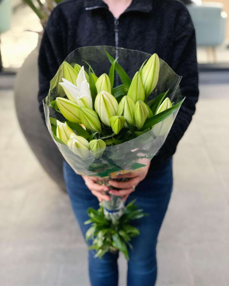Loose white oriental lily bunch